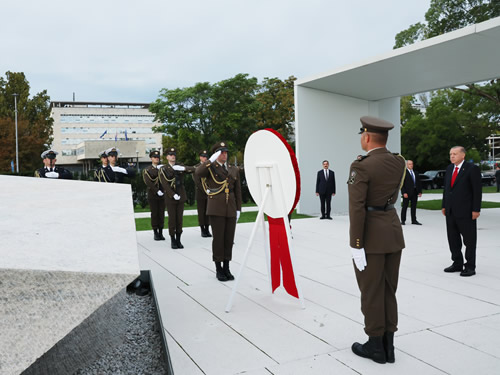 President Erdoğan lays wreath at Homeland Memorial