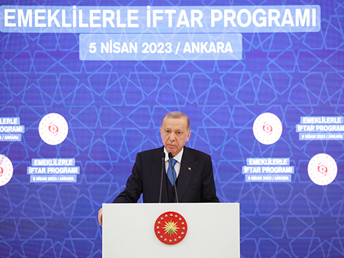 President Erdoğan shares iftar with pensioners
