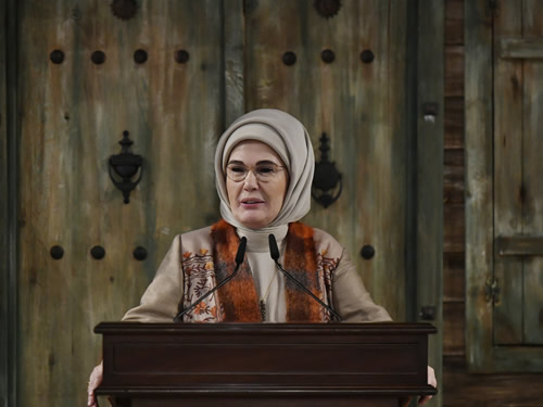 First Lady Erdoğan meets with representatives of associations and foundations
