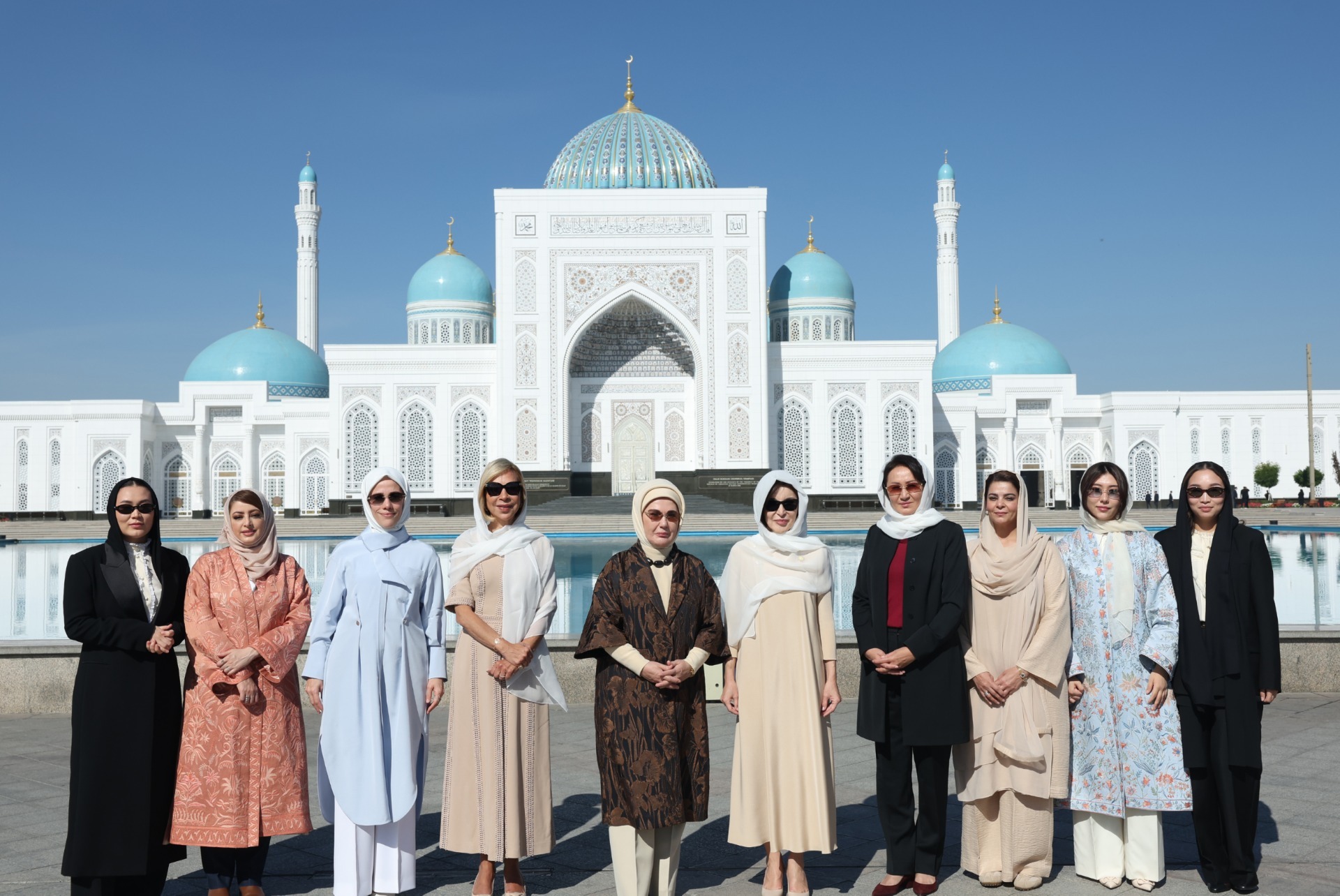 First Lady Erdoğan visits Tomb of Imam al-Bukhari